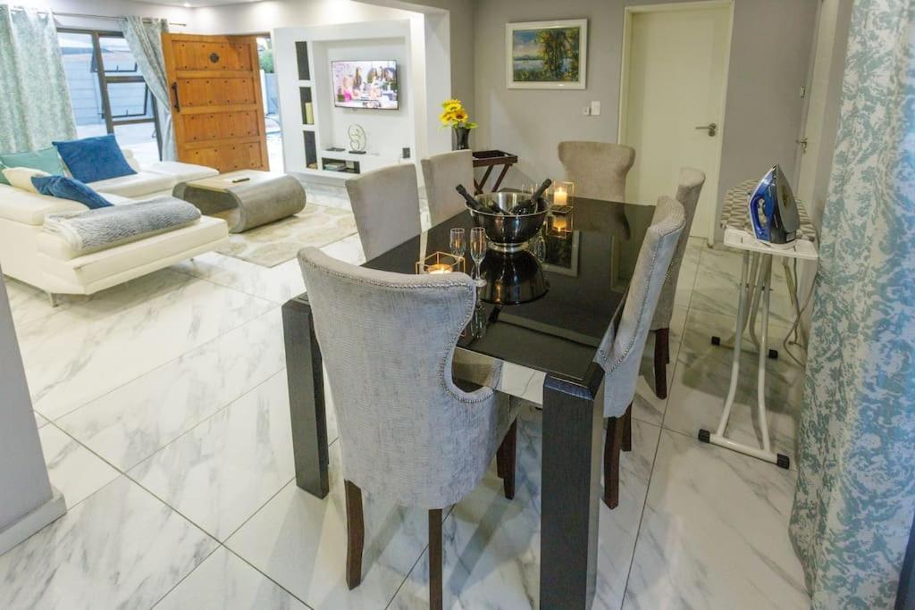 Cozier Glitz Villa Kapstaden Exteriör bild